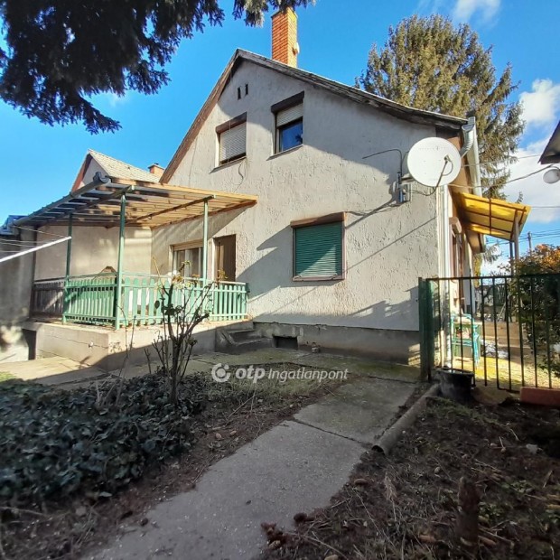 Elad� 126 nm-es h�z Tolna