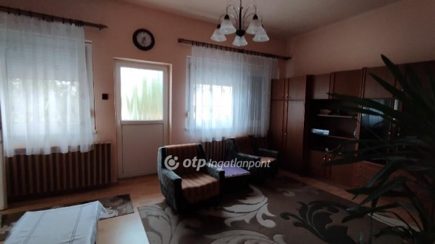 Elad� 127 nm-es h�z J�szfels�szentgy�rgy