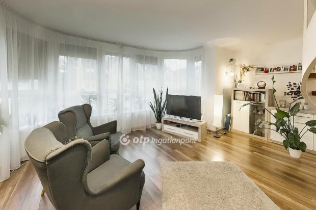 Elad� 127 nm-es lak�s Eger