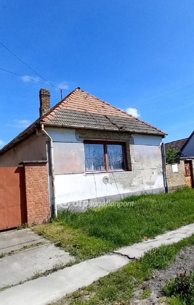 Elad� 128 nm-es Fel�j�tand� Csal�di h�z Kalocsa K�zpont