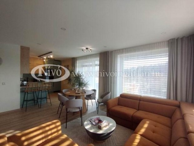 Elad� 128 nm-es t�gla lak�s Veszpr�m