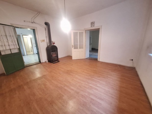 Elad� 130 nm-es Csal�di h�z H�dmez�v�s�rhely