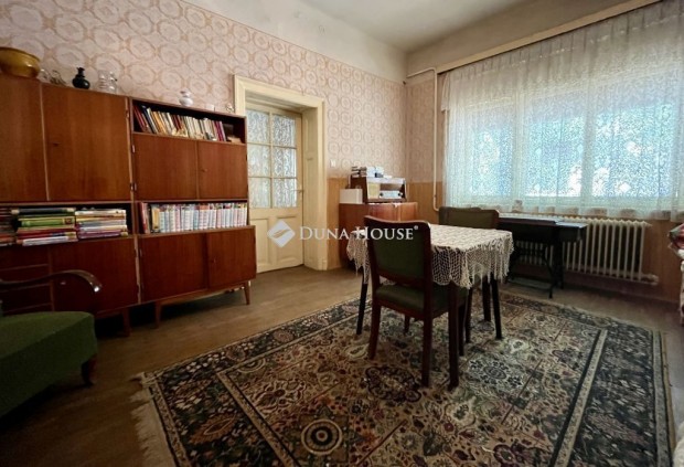 Elad� 130 nm-es h�z Szeksz�rd