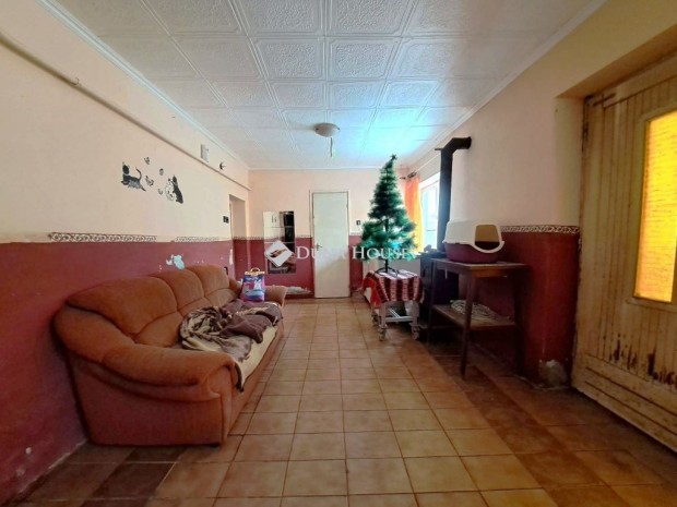 Elad� 130 nm-es h�z Tiszak�cske