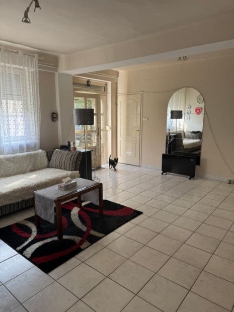 Elad� 131 nm-es Fel�j�tand� t�gla lak�s Szentendre