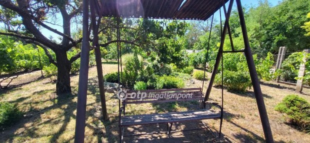 Eladó 1320 nm-es telek Győr