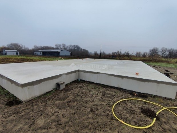 Elad� 132 nm-es h�z Albertirsa