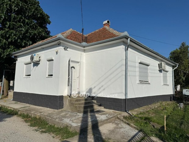 Elad� 132 nm-es h�z Poroszl�