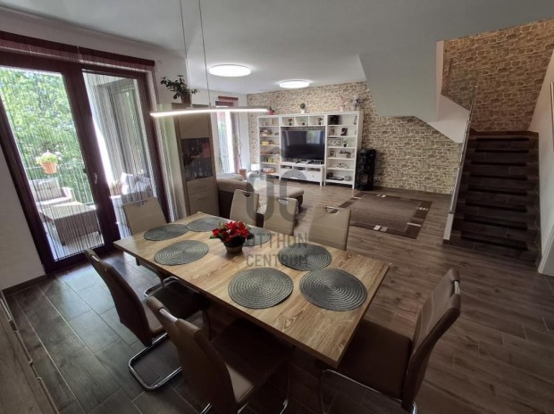 Elad� 134 nm-es lak�s Cegl�d