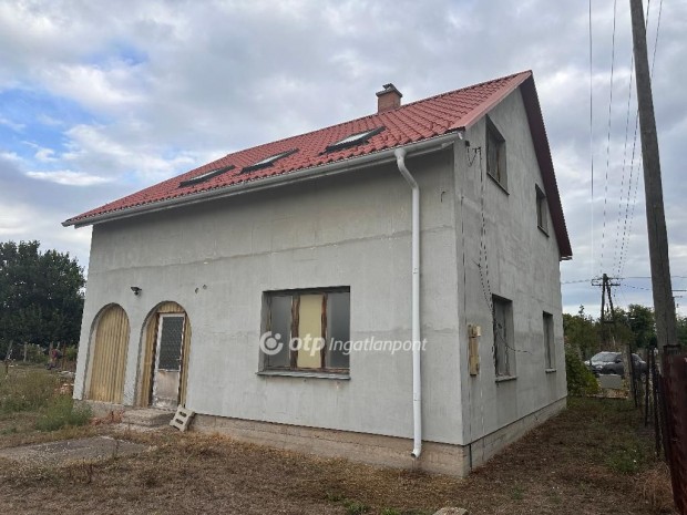 Elad� 135 nm-es h�z Cegl�d