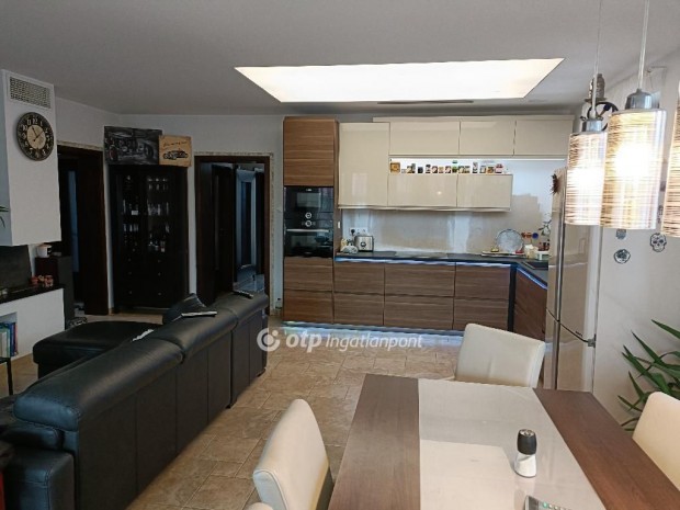 Elad� 135 nm-es h�z Kiskunlach�za