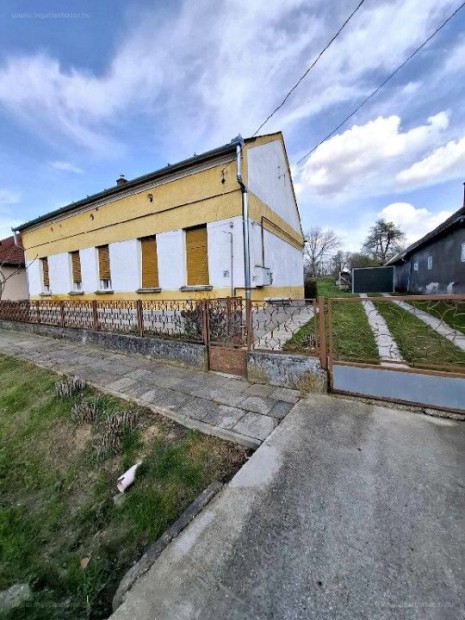 Elad� 136 nm-es Fel�j�tand� Csal�di h�z V�rda