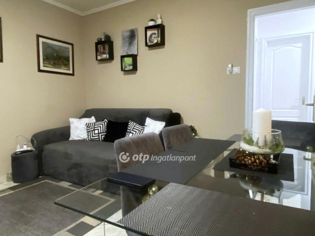 Elad� 136 nm-es h�z Zam�rdi