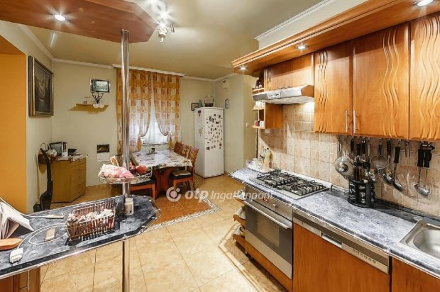 Elad� 137 nm-es h�z Kecskem�t