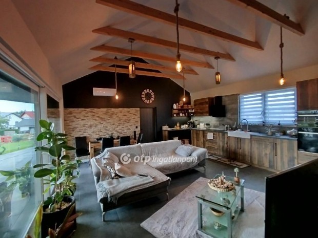 Elad� 138 nm-es h�z P�cs