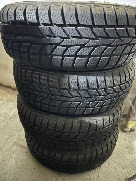 Elad 13" garnitra 165/65 R13 hankook tli gumikkal.