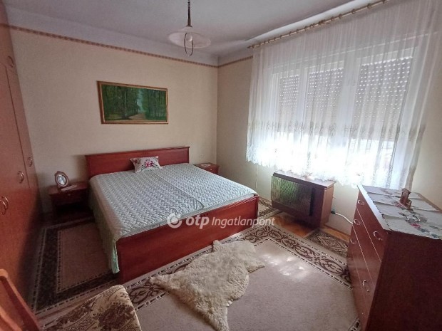 Elad� 140 nm-es h�z Baja