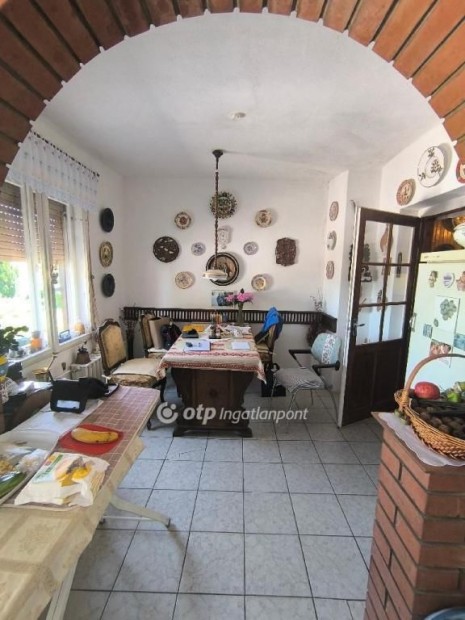 Elad� 140 nm-es h�z Holl�k�