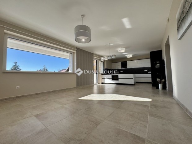 Elad� 140 nm-es lak�s Balatonf�red