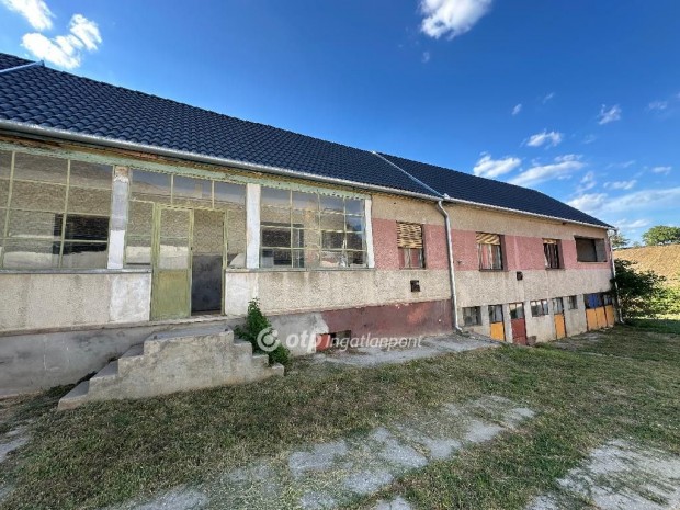 Elad� 142 nm-es Fel�j�tand� Csal�di h�z Somberek Aut�p�lya 5 km