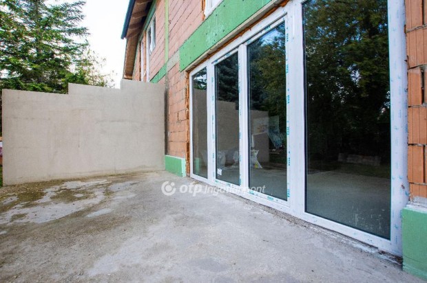 Elad� 142 nm-es h�z K�poln�sny�k