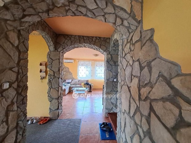 Elad� 142 nm-es h�z Kis�jsz�ll�s