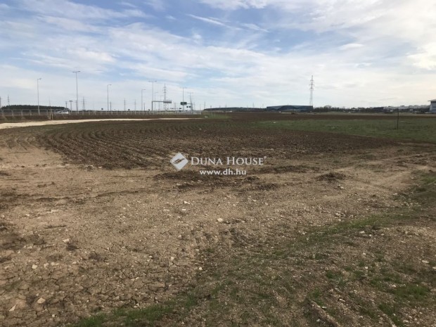 Elad� 14398 nm-es szolg�ltat�si ter�let Veszpr�m