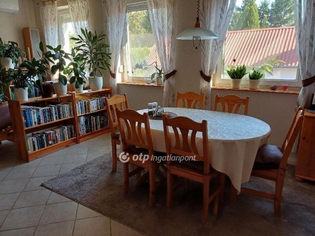 Elad� 144 nm-es h�z Csorna