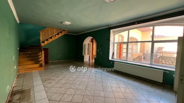 Elad� 146 nm-es lak�s P�pa