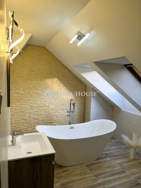 Elad� 146 nm-es lak�s Sz�kesfeh�rv�r