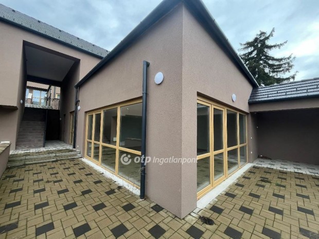 Elad� 147 nm-es lak�s Szeksz�rd