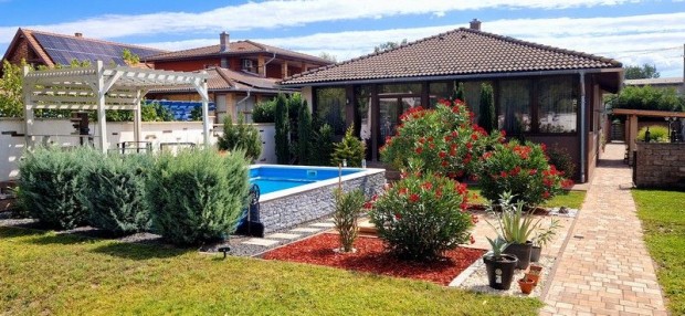 Elad� 149 nm-es �jszer� �llapot� Csal�di h�z Taksony