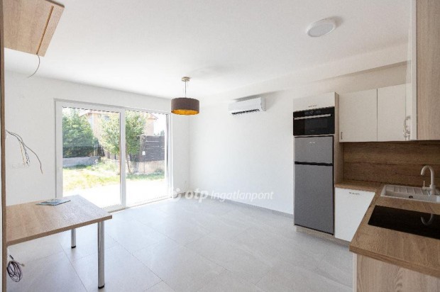 Elad� 149 nm-es h�z Balatonf�red