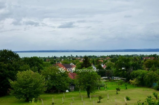 Elad� 150 nm-es h�z Balatonf�red