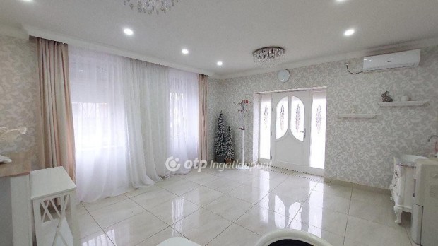 Elad� 150 nm-es h�z Kis�jsz�ll�s