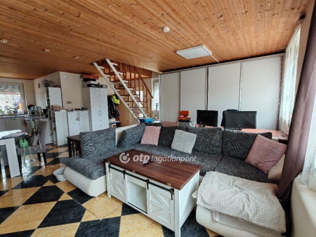 Elad� 150 nm-es h�z Szigethalom