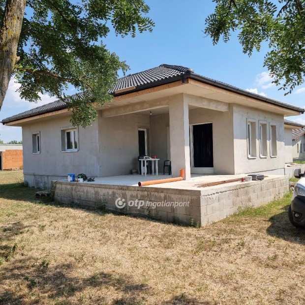 Elad� 153 nm-es h�z Dabas