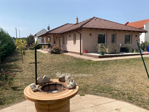 Elad� 154 nm-es h�z Velence