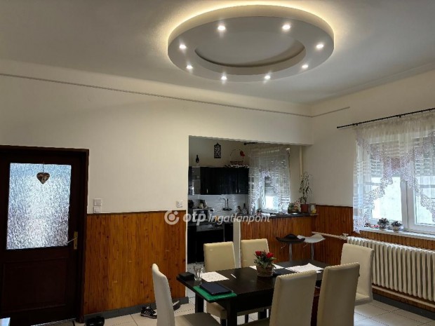 Elad� 158 nm-es h�z G�rbeh�za