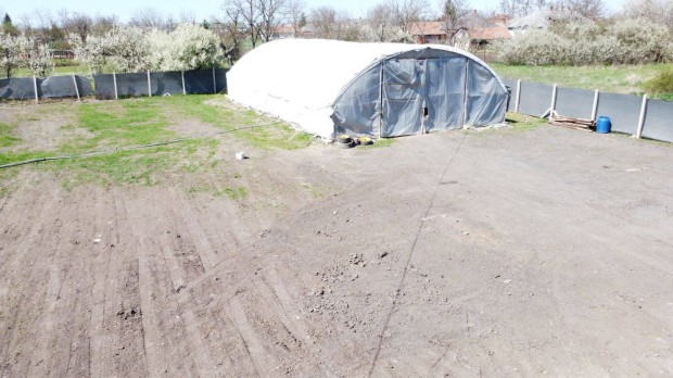 Eladó 1600 m2-es építési telek 200 m2-es csarnokkal Poroszlón