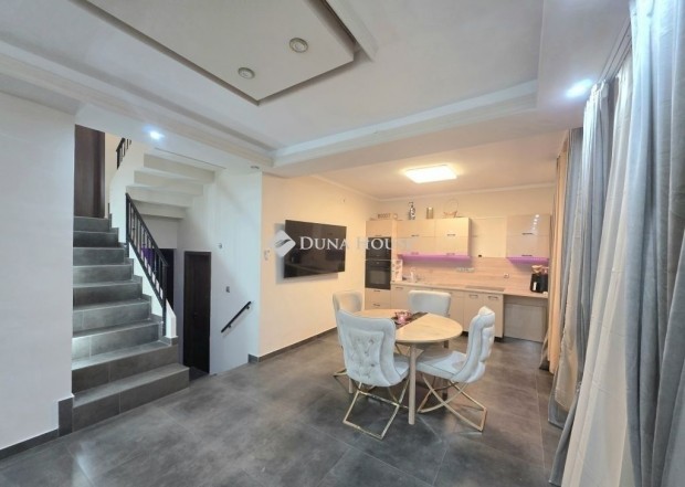 Elad� 160 m2,  7 szob�s t�gla h�z, Gy�mr�