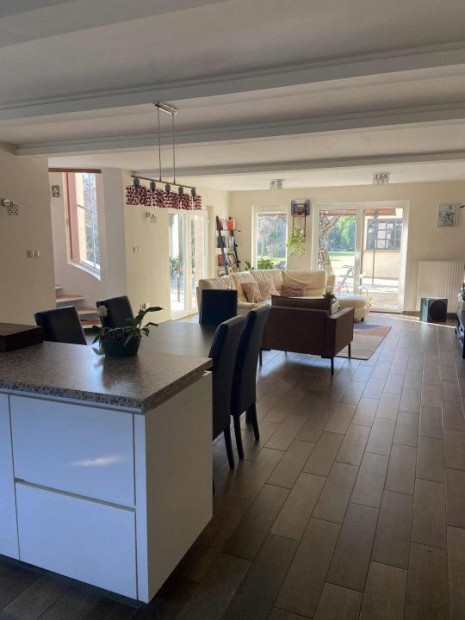 Elad� 160 nm-es Fel�j�tott Csal�di h�z Szeged