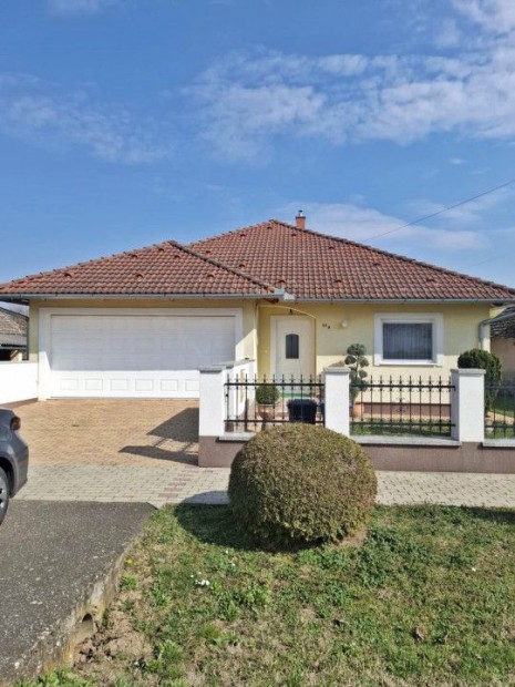 Elad� 160 nm-es �jszer� �llapot� Csal�di h�z Tasz�r