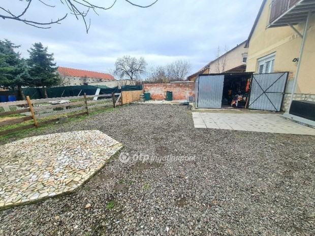 Elad� 162 nm-es h�z Makl�r