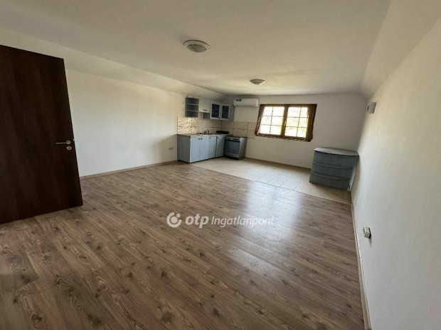 Elad� 162 nm-es h�z Tolna