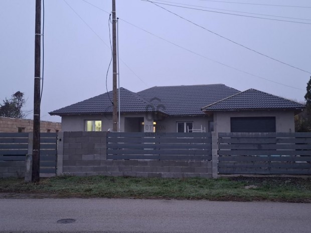 Elad� 163 nm-es h�z Nagyk�ta