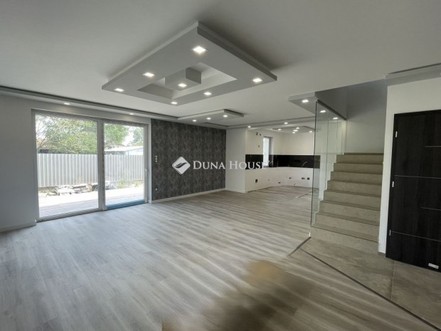 Elad� 163 nm-es h�z Vecs�s