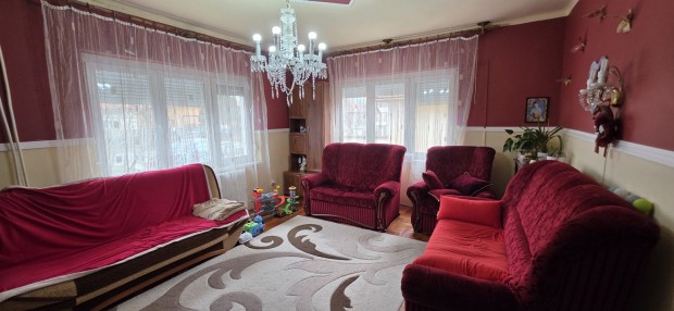 Elad� 164 nm-es K�zepes �llapot� Csal�di h�z Baracs