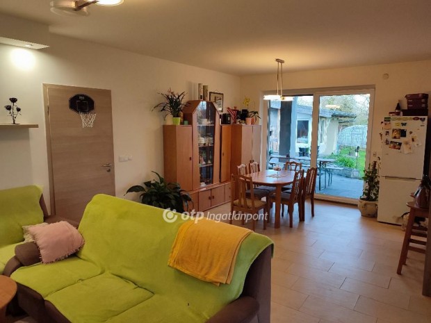 Elad� 167 nm-es h�z Gy�r