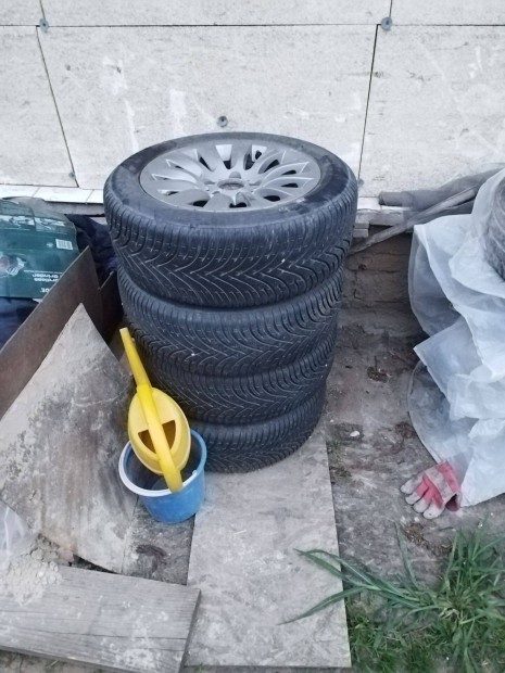 Eladó 16" BMW gyári felni gumival